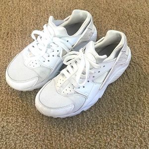 They are size 5 they are a bit dusty haven’t wore them in ages